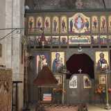 ...e a dominare la parete di fondo dell�unica navata � l�imponente iconostasi lignea del XX secolo...